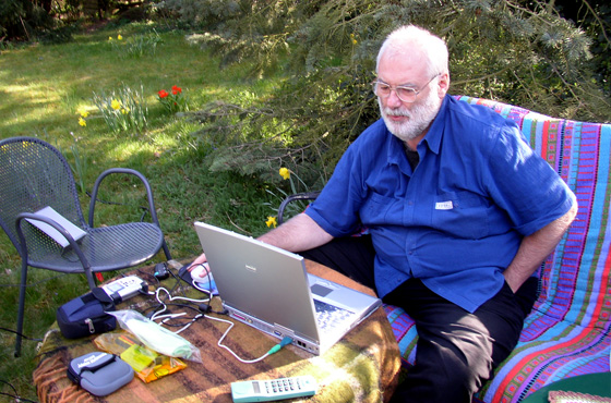 Kater mit Laptop im Garten-11-560
