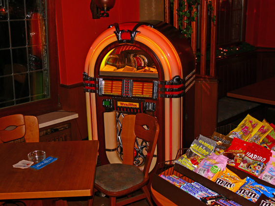 P1050245-Wurlitzer-Jukebox im Lichtburg-Kino Quernheim (Lemf�rde)-560