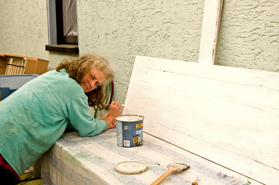 P1080669-Barbara streicht Balkon-Möblierung-1 P1080669-Barbara streicht Balkon-Möblierung-1