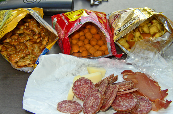 P5041045-Weintrinken im Garten-2-560