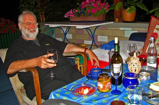 P7204357-n�chtliche Terrasse mit Kater-560