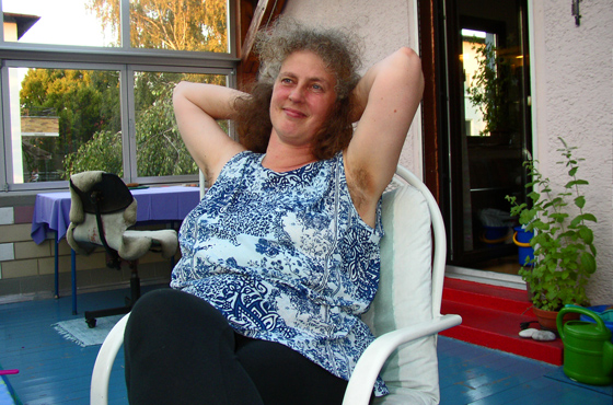 P7294442-Barbara auf der Terrasse-560