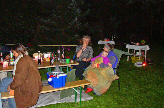 P9175882-Beatles-Fete nachts im Garten-560