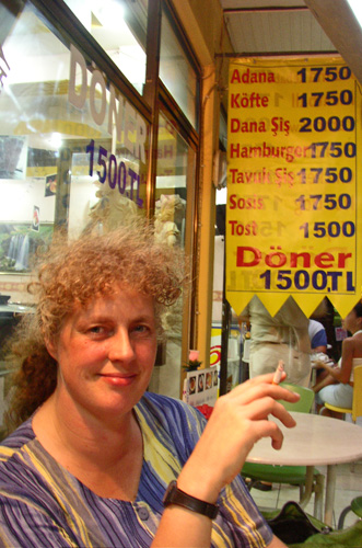 P9282659-Hase im Dner-Laden in Alanya 2003-H500