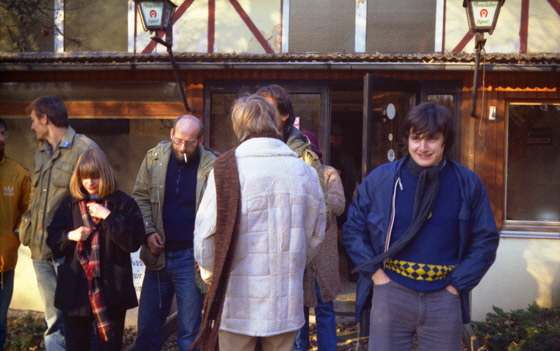 -08--12-80-01-Nr-022-Truppe_vor_Gaststatte-1-560 -08--12-80-01-Nr-022-Truppe_vor_Gaststatte-1-560