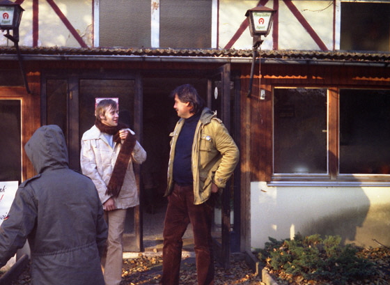-10--19-Hochwart_-1980--0010-Helge_-_Manni_vor_Kneipe-1-560 -10--19-Hochwart_-1980--0010-Helge_-_Manni_vor_Kneipe-1-560
