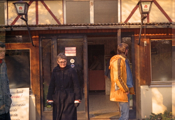 -11--17-80-01-Nr-030-Gabi_vor_Kneipe-1-560 -11--17-80-01-Nr-030-Gabi_vor_Kneipe-1-560