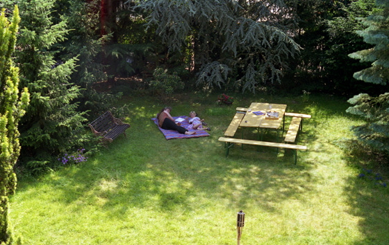 00-07-003-Garten mit Kinderladenkind zu Besuch und Tischgarnitur