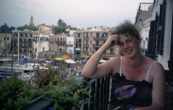 01-10b-Girne-Ergenekon-Hase auf Balkon-2 - 560 01-10b-Girne-Ergenekon-Hase auf Balkon-2 - 560