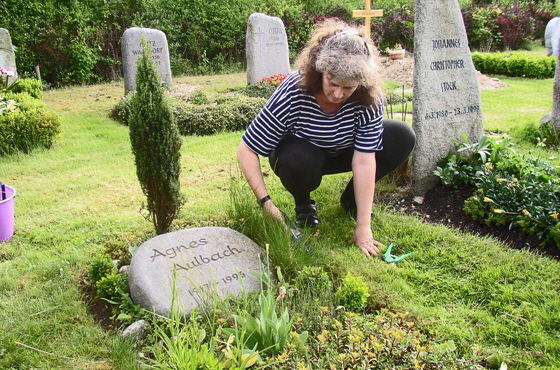 03-P5161261-Grabpflege von Barbara-560