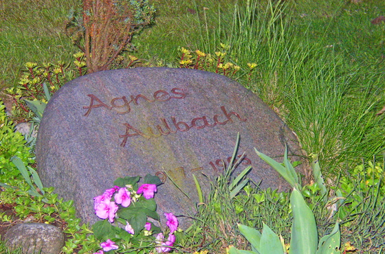 03-P5161339-Grabstein von Mutti-560