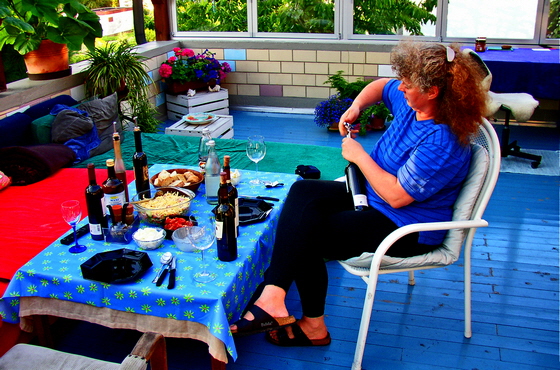 04-P7274412-Italo-Salat auf Terrasse - Hase �ffnet Weinflasche, Struktur dkl-560
