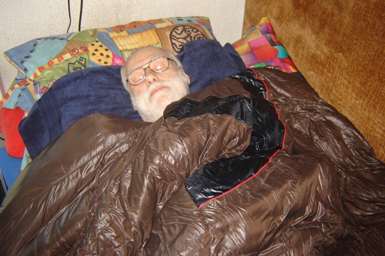 12-DSC06065-Kater im Schlafsack-360