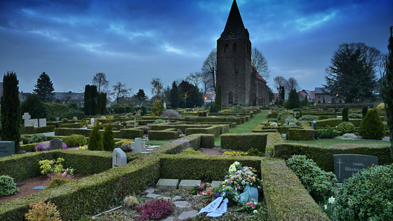 15-P1000856-Friedhof mit Kirche-HD-560 15-P1000856-Friedhof mit Kirche-HD-560