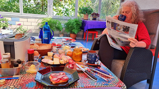 20240831_113535-Terrassenfrühstück, lebendige Farben, 02-560 20240831_113535-Terrassenfrühstück, lebendige Farben, 02-560