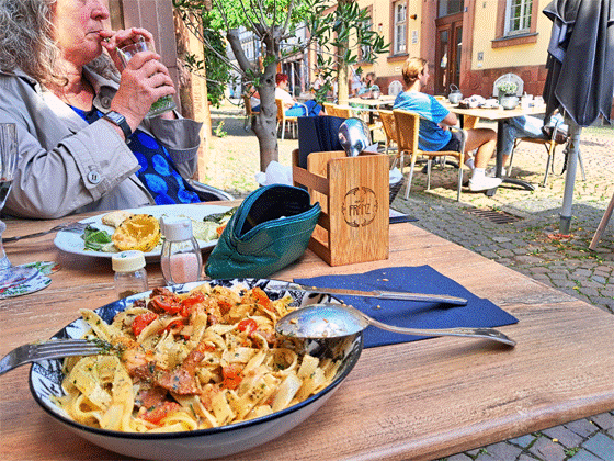 24-20240711_164605-Café Franz-Teller, Makro, aufgehellt, inpaint-560 24-20240711_164605-Café Franz-Teller, Makro, aufgehellt, inpaint-560