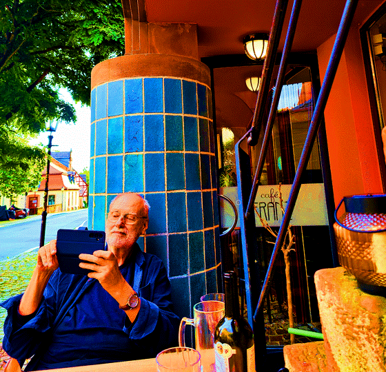 24-IMG20240711191308-Manni mit Handy Cafe Franz, Struktur dk, pse7-560 24-IMG20240711191308-Manni mit Handy Cafe Franz, Struktur dk, pse7-560