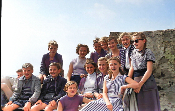 54-04-0018-Teil der Schulklasse am Felsen-Enhanced-Colorized, struktur hell, imp-560