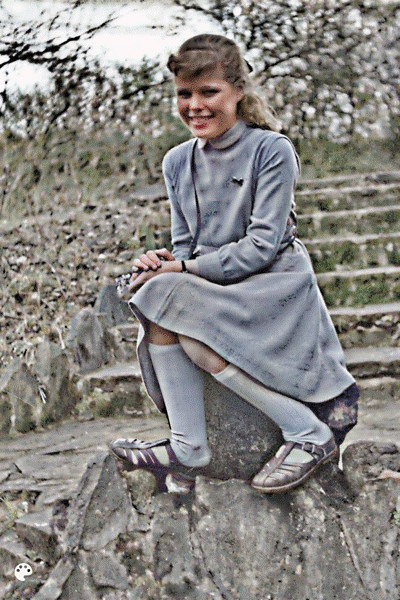 54-07-0024-Silvia auf Stein - Makro Struktur hell-Colorized, denoise-H600