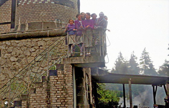 54-08-0024-Klassenausflug D�nsberg - Girls am Turm-Colorized-Enhanced, FastStone-560.