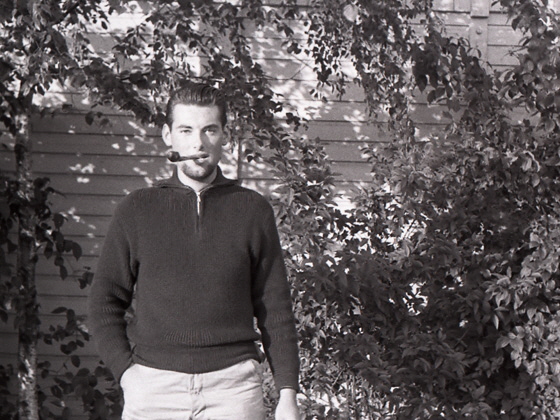 60-01-0050-Ich_mit_Pfeife_im_Uberseewohnheim