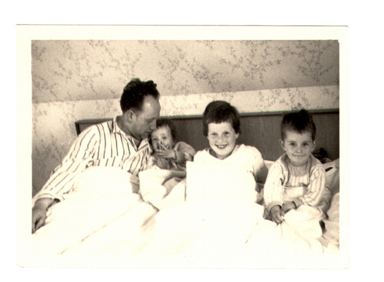 65 - Karl mit Kindern (retuschiert) B560