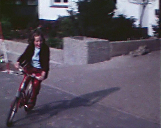 68-G11 - 571-Radfahren bei der Garage 68-G11 - 571-Radfahren bei der Garage