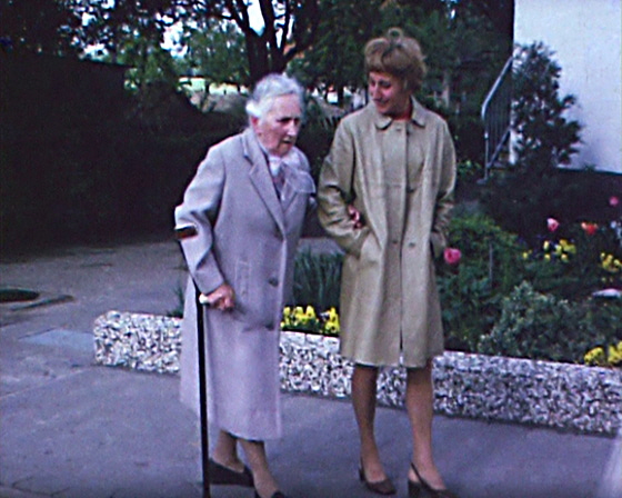 70-z=g-25 -0043-Gerda mit Mutter-560 70-z=g-25 -0043-Gerda mit Mutter-560