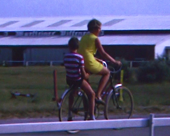 71-z=g-35 (71)-090-Bärbel mit Ralf auf Gepäckträger_bearbeitet-1 71-z=g-35 (71)-090-Bärbel mit Ralf auf Gepäckträger_bearbeitet-1