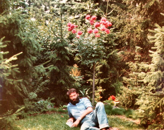 75-Ich im Garten mit Buch-color projects-560