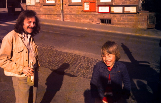 76-0025-Peter + Florian gegenüber der Schule 76-560 76-0025-Peter + Florian gegenüber der Schule 76-560