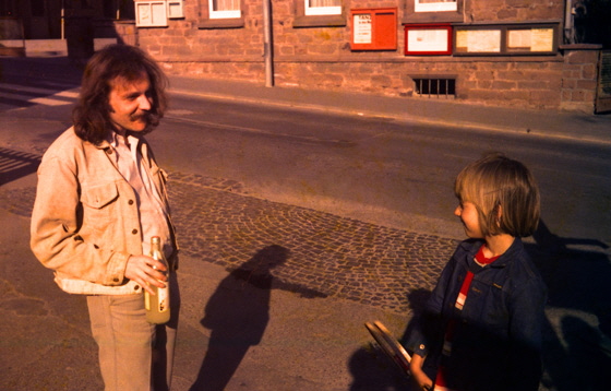 76-0026-Peter + Florian gegenüber der Schule-2 76-560 76-0026-Peter + Florian gegenüber der Schule-2 76-560