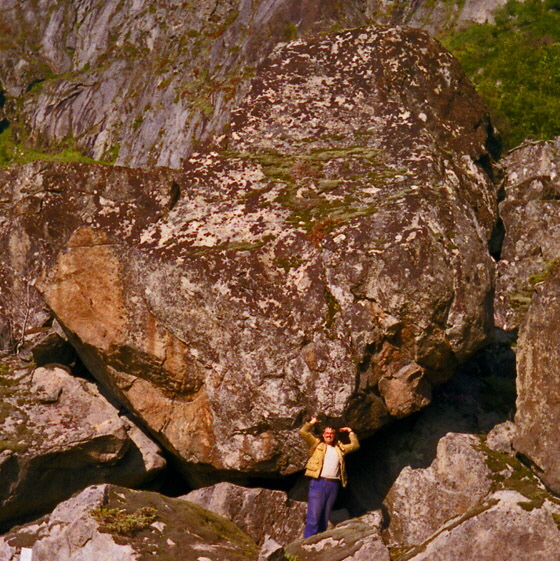 81-09-0009-Lofoten-Kater mit Hinkelstein-1-560 81-09-0009-Lofoten-Kater mit Hinkelstein-1-560
