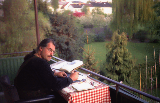 82-02-001-Kater studiert auf Balkon, telezoom, Glamour, inpaint-560 82-02-001-Kater studiert auf Balkon, telezoom, Glamour, inpaint-560