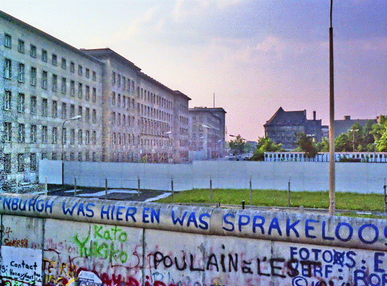 85-07-0007-Mauer-Blick in die Wilhelmstraße, pse7, Makro, denoise, inpaint, aufgehellt, FastStone, 560 85-07-0007-Mauer-Blick in die Wilhelmstraße, pse7, Makro, denoise, inpaint, aufgehellt, FastStone, 560