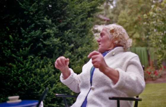 86-05-0003-Mutti-_gut_gelaunt-560-1