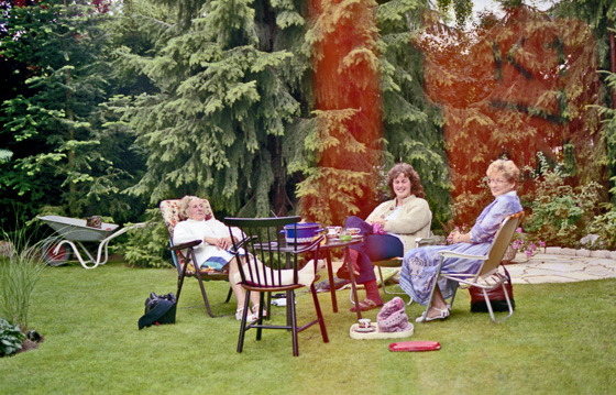 86-05-0004-Mutti-_Waltraud_und_wir_im_Garten_mit_Bowle-560