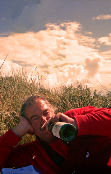 88-13-0008-Kater mit Geburtstagswein auf Langeoog-1-H560