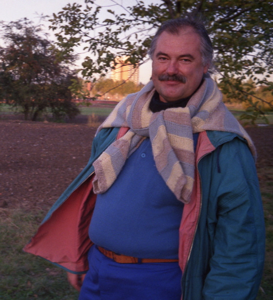 88-14 - 015a-Ffm-Ausschnitt Manfred-Spaziergang am Ginnheimer Wäldchen-560 88-14 - 015a-Ffm-Ausschnitt Manfred-Spaziergang am Ginnheimer Wäldchen-560