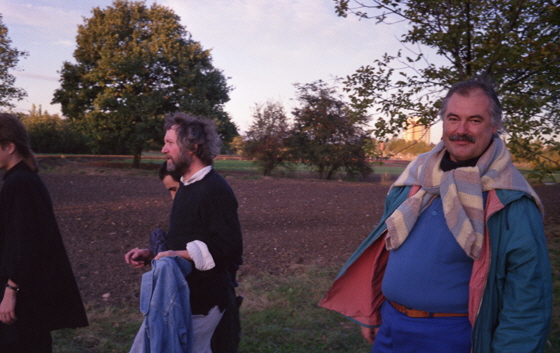 88-14 - 015a-Ffm-Jrgen, Manfred u.a.-Spaziergang am Ginnheimer Wldchen-560