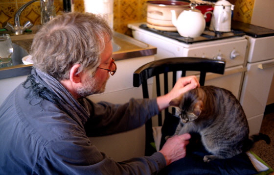 93-0A-Nr-008-Jrgen gibt Schnauzi-Bauzi Pfote 560