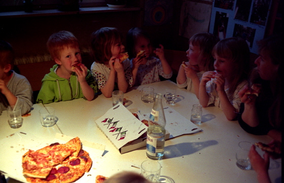 98-03-009-Kila-bernachtung - Pizza-Essen