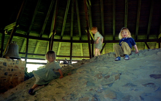 98-03-022-Spielen im Glockenmuseum