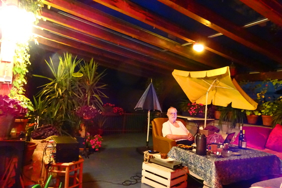 DSC01638-Kater abends  auf Olivenkuchen-Terrasse-1-560