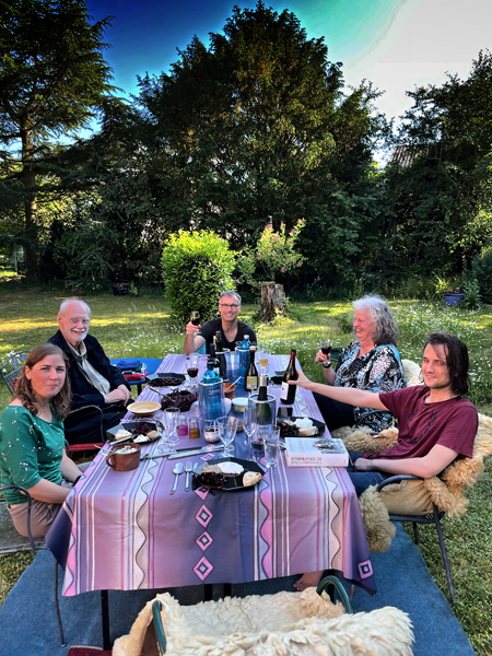 IMG_2008 (1)-Tischrunde Pfingsten, color5-H600