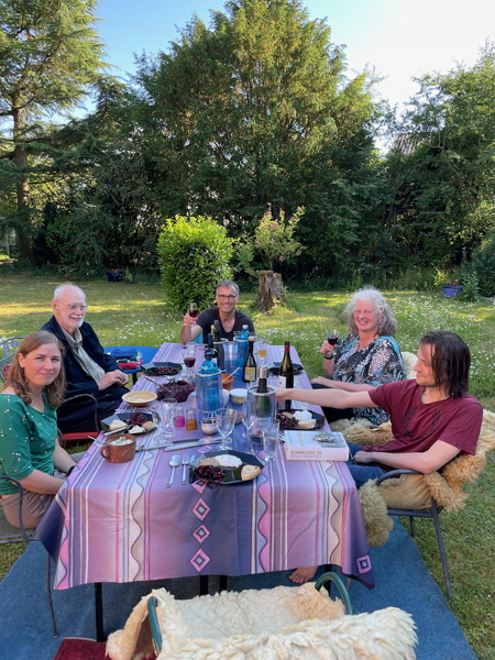 IMG_2009 - Tischgesellschaft im Garten-H600