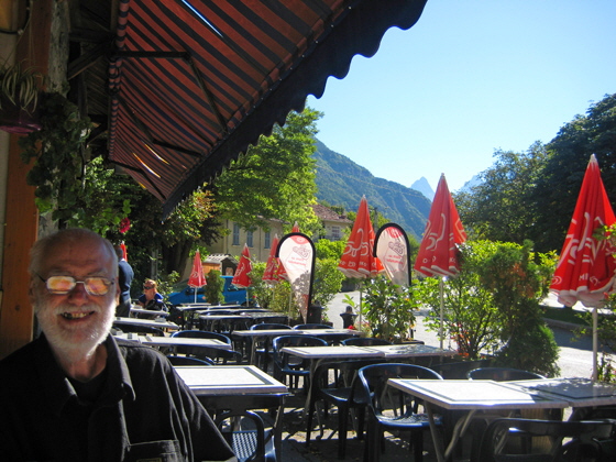 IMG_9490-Kater mit schwarzem Zahn-560