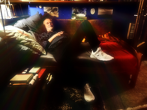 Kater auf dem Arbeitsplatz - IMG_20230301_230753, color5-B560 Kater auf dem Arbeitsplatz - IMG_20230301_230753, color5-B560