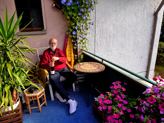 P1000654-Manni mit Weinflasche, color5-560 P1000654-Manni mit Weinflasche, color5-560