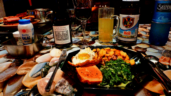 P1000745-Teller mit Tisch und Wein, struktur dkl-560 P1000745-Teller mit Tisch und Wein, struktur dkl-560